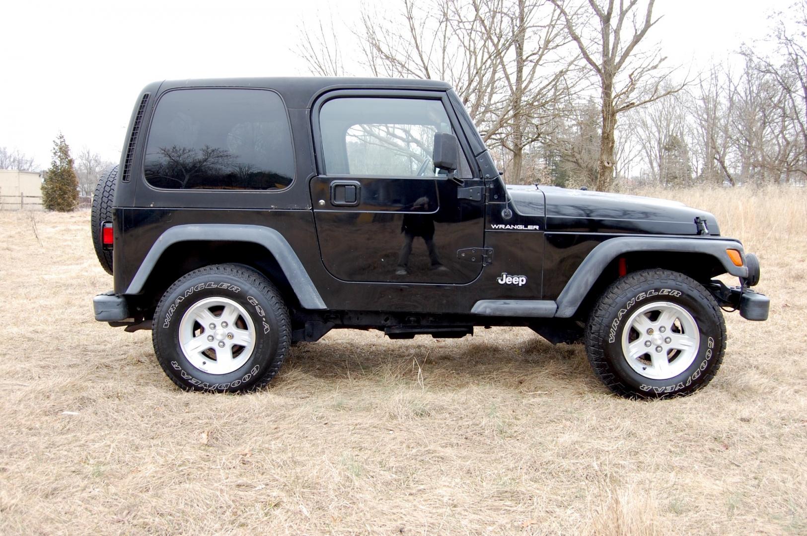 2002 Black /Black cloth Jeep Wrangler SE (1J4FA29P62P) with an 2.5 liter 4 cylinder engine, 5 speed manual transmission, located at 6528 Lower York Road, New Hope, PA, 18938, (215) 862-9555, 40.358707, -74.977882 - Here for sale is a 2002 Jeep Wrangler SE. Under the hood is a good running 2.5 liter 4 cylinder which puts power to 2 or 4 wheels via a nice shifting 5 speed manual transmission with a solid clutch. Features include; Black cloth interior, 3 keys, Air conditioning, AM/FM stereo, Alpine head unit, D - Photo#1